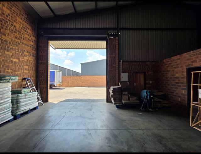 1,632M² WAREHOUSE TO LET IN AEROTON